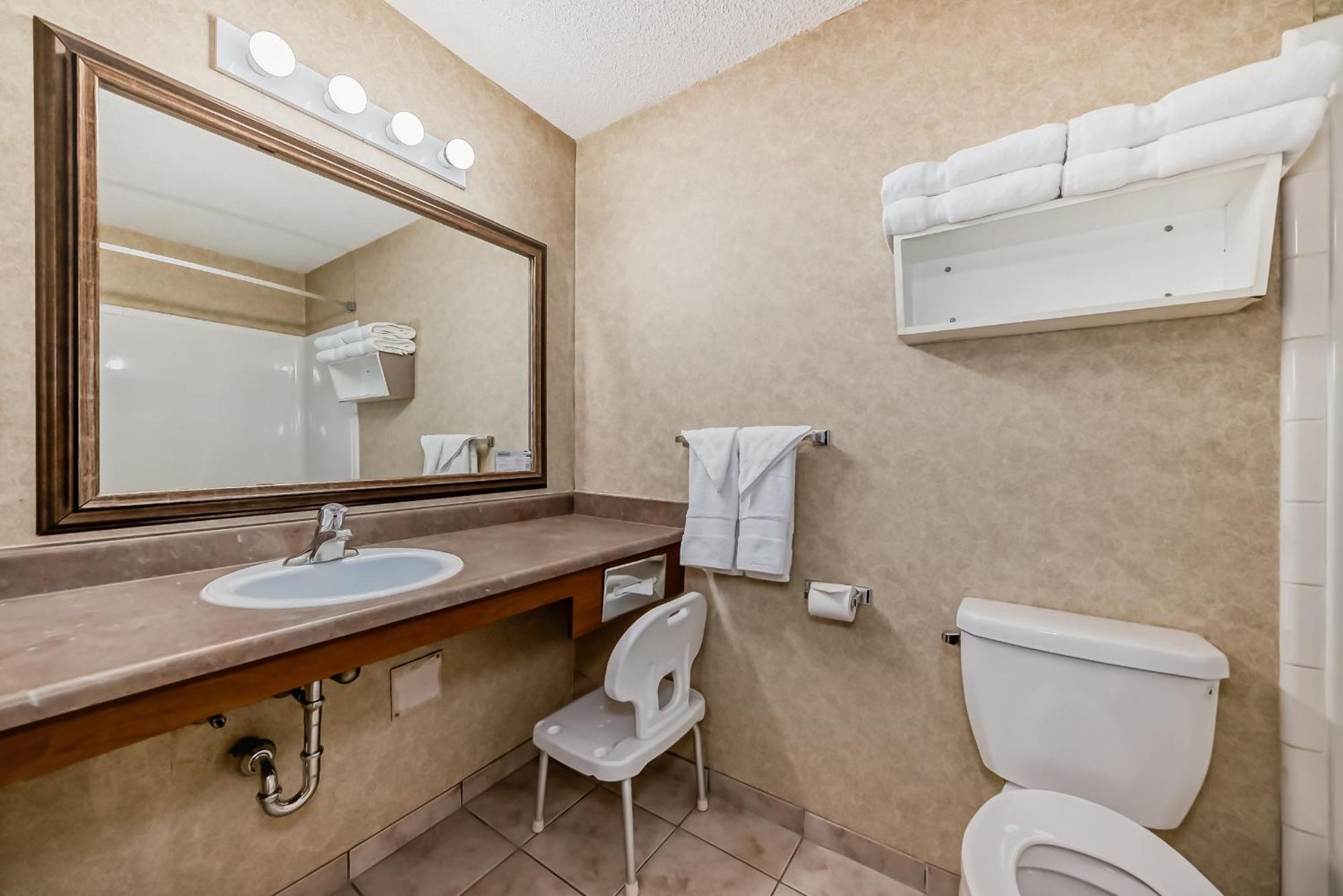 Stony Plain Inn & Suites Екстериор снимка