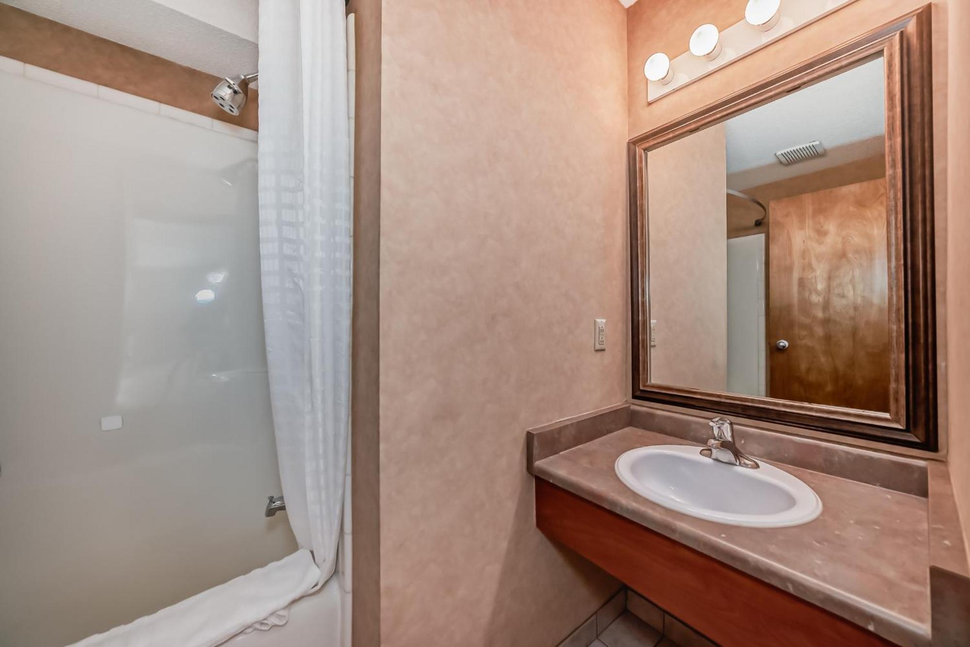 Stony Plain Inn & Suites Екстериор снимка