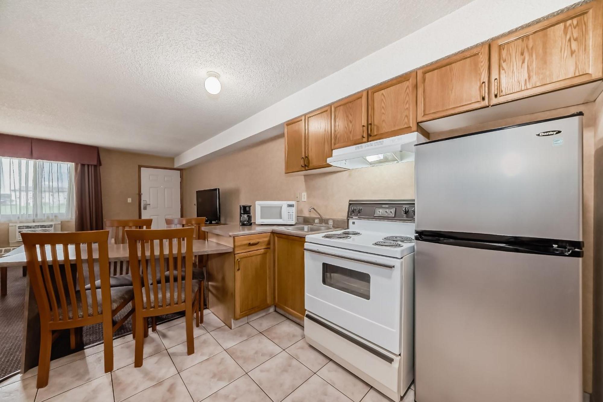Stony Plain Inn & Suites Екстериор снимка