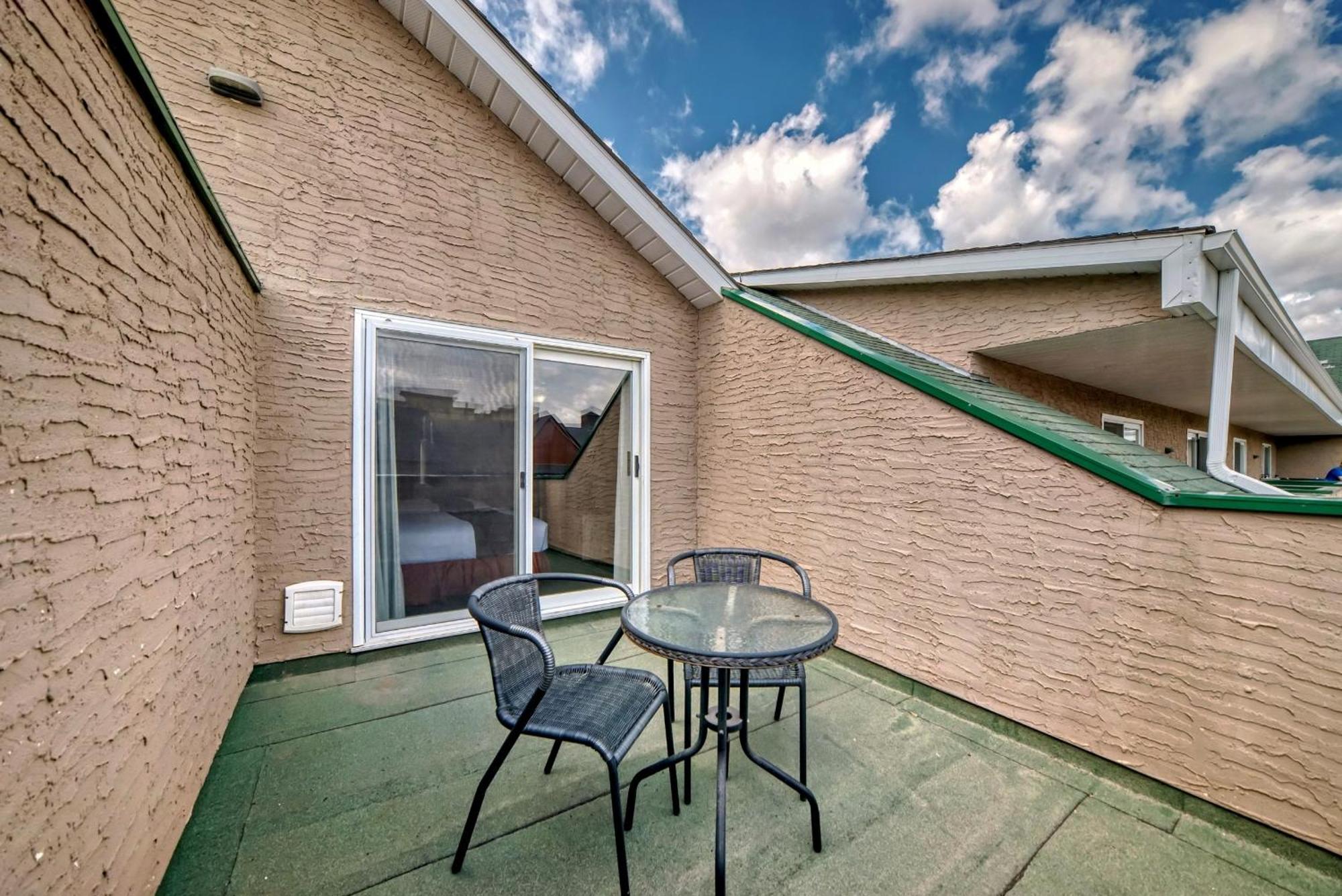 Stony Plain Inn & Suites Екстериор снимка