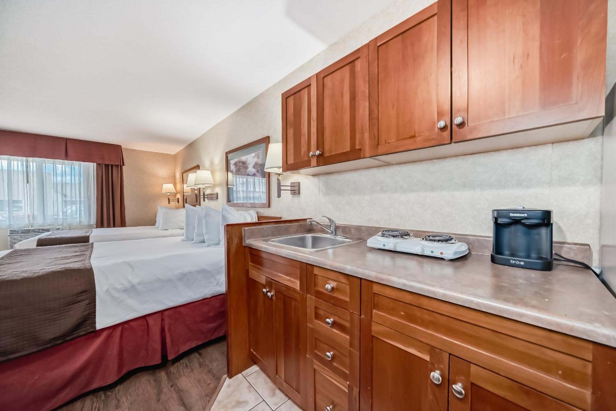 Stony Plain Inn & Suites Екстериор снимка