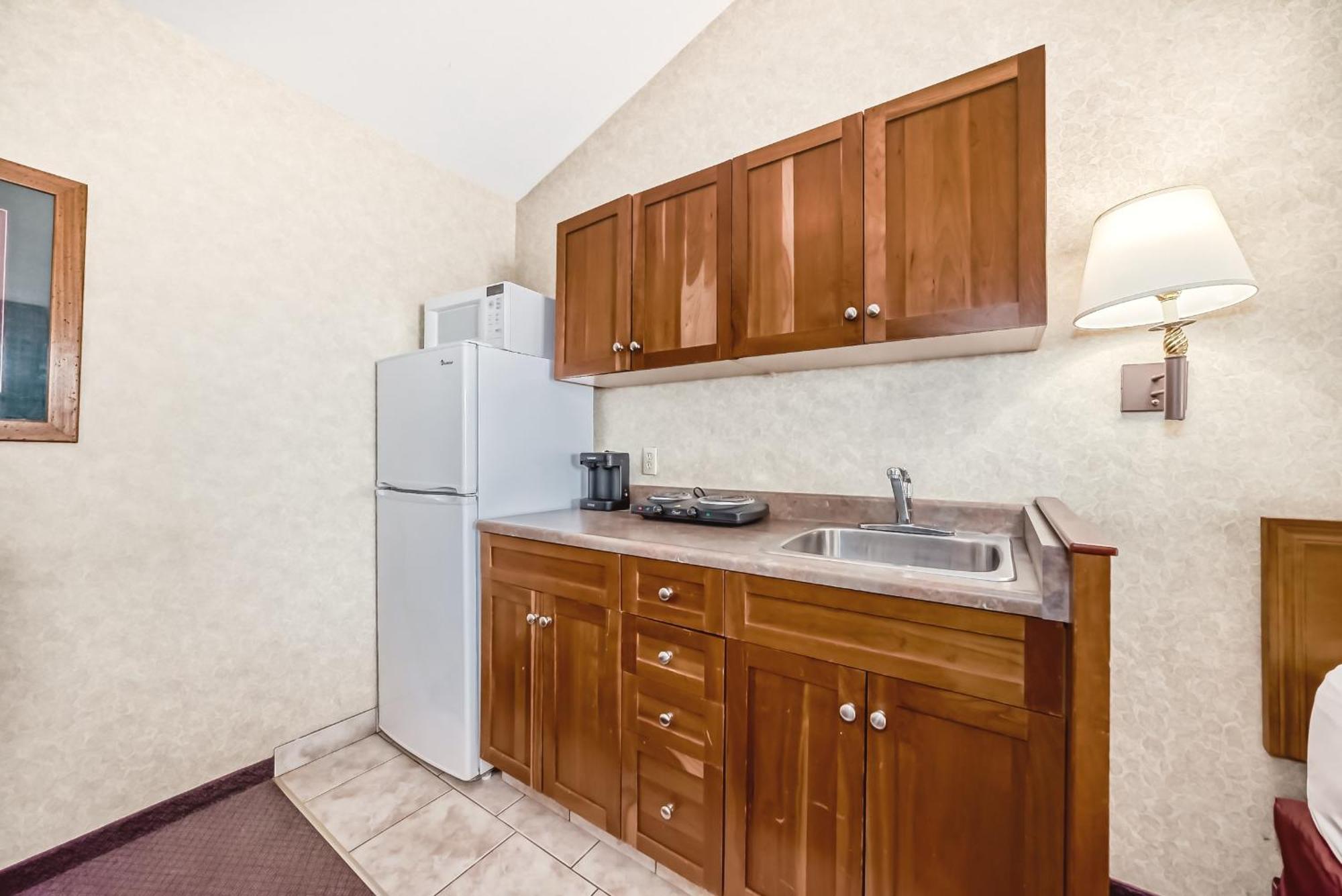 Stony Plain Inn & Suites Екстериор снимка