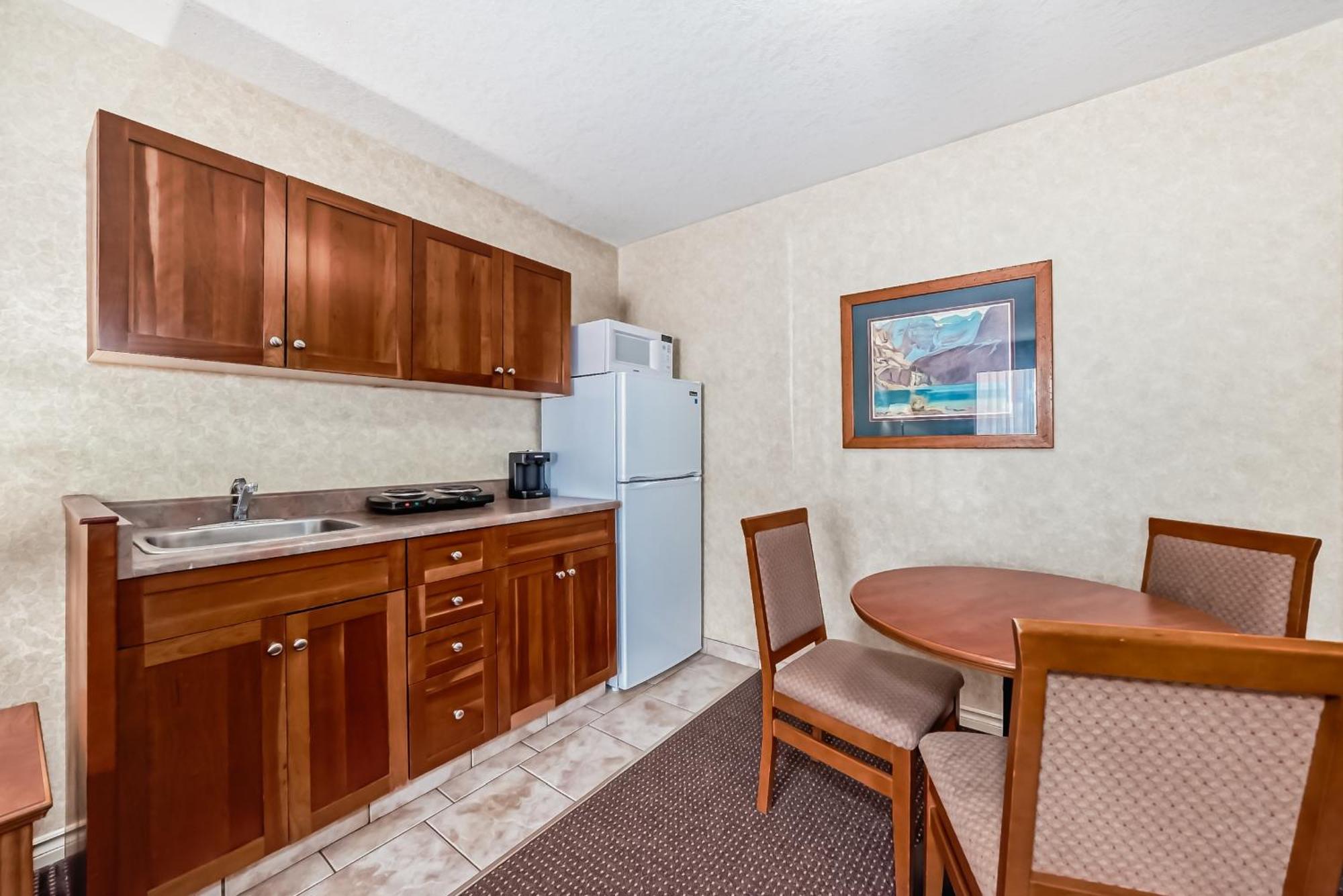Stony Plain Inn & Suites Екстериор снимка