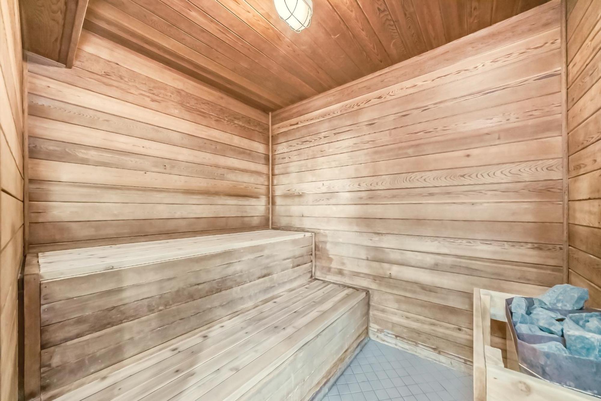 Stony Plain Inn & Suites Екстериор снимка