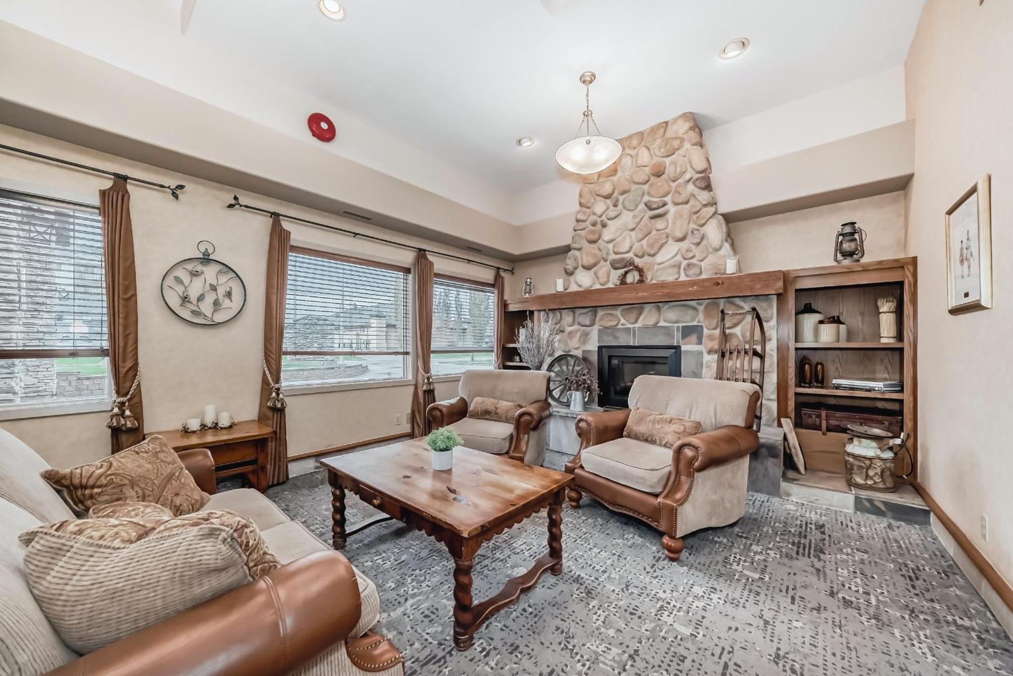 Stony Plain Inn & Suites Екстериор снимка