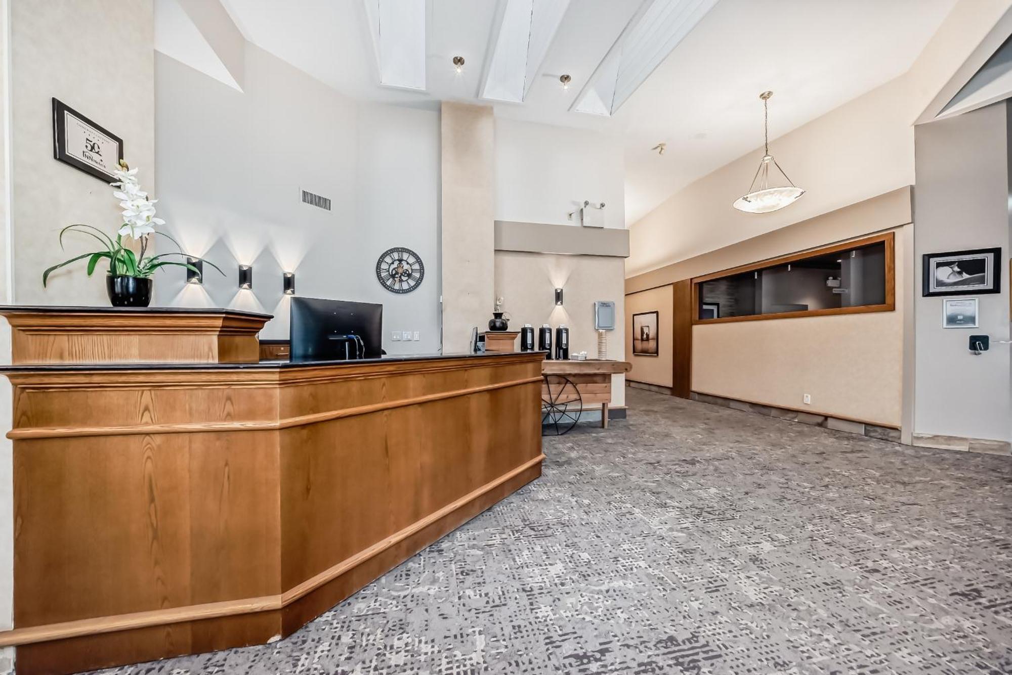 Stony Plain Inn & Suites Екстериор снимка