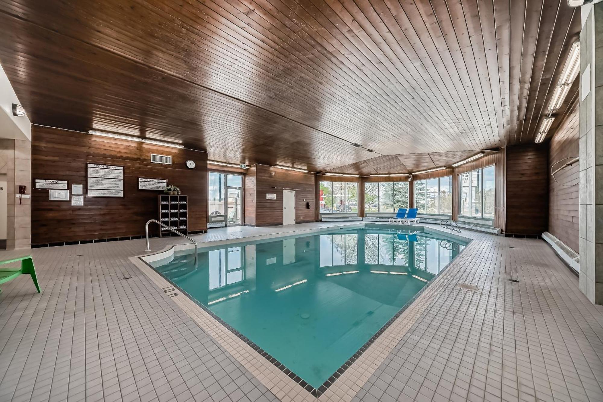 Stony Plain Inn & Suites Екстериор снимка