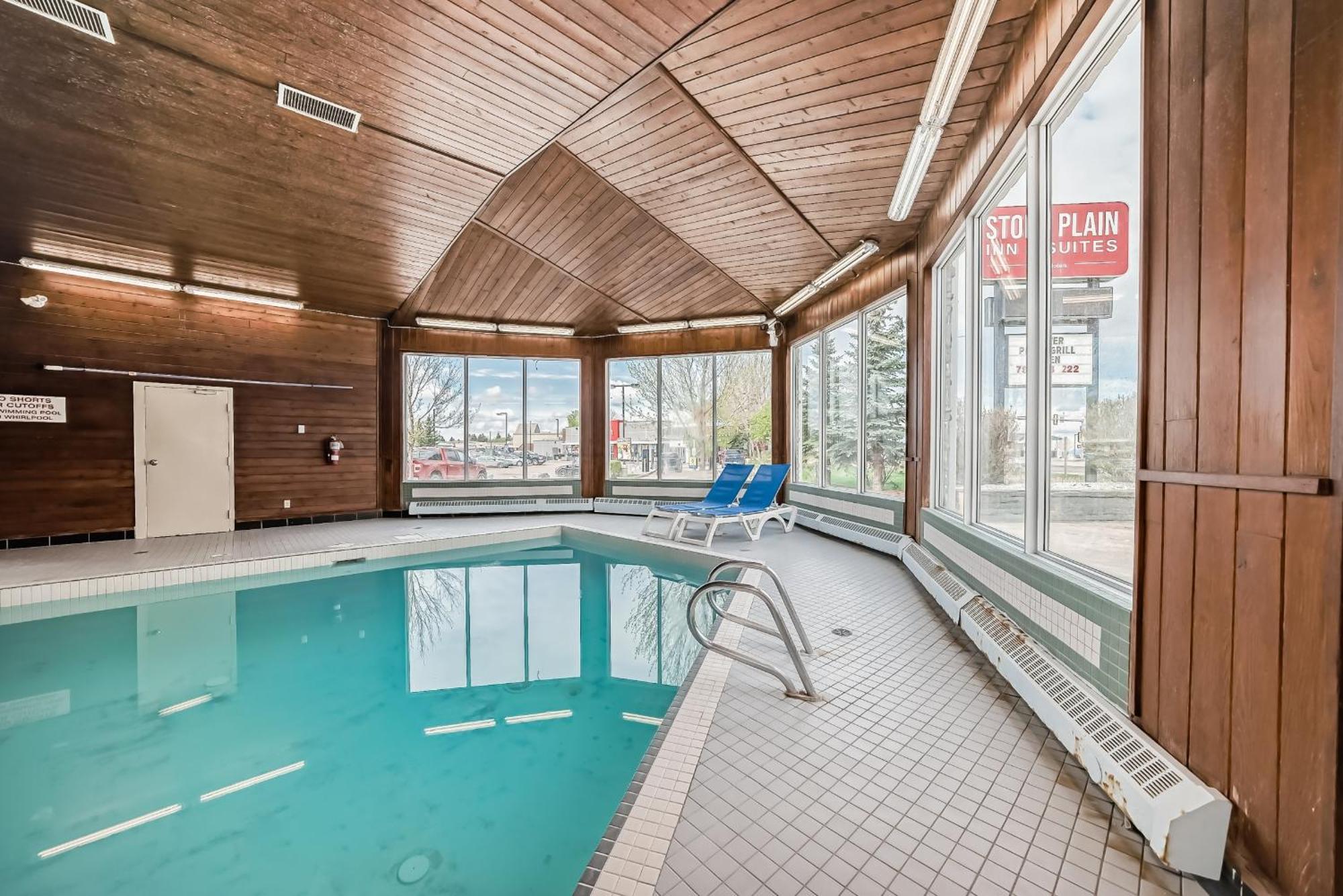 Stony Plain Inn & Suites Екстериор снимка