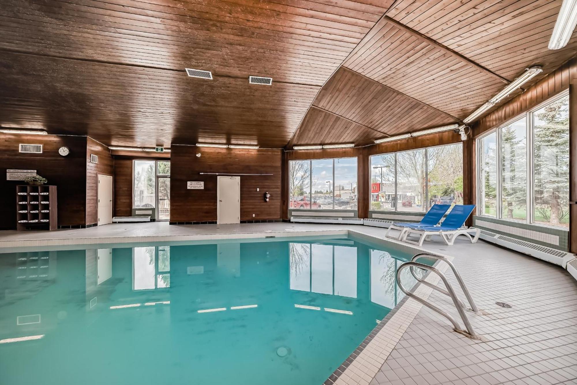 Stony Plain Inn & Suites Екстериор снимка